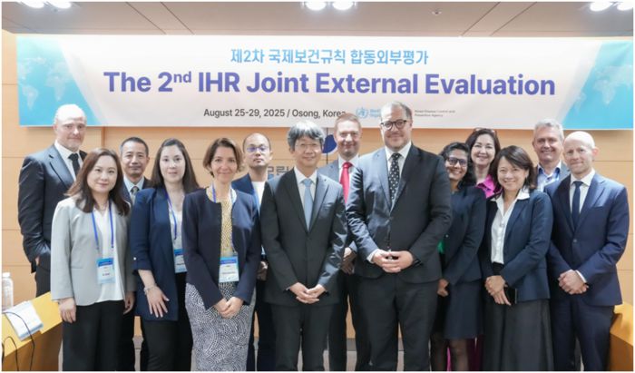 임승관 질병관리청장(첫 줄 왼쪽 네 번째)이 한국을 찾은 WHO 국제보건규칙 합동외부평가단과 기념촬영했다.(사진=질병관리청)