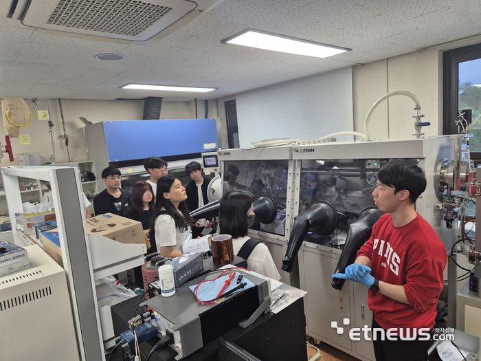 전공탐방 실험실 투어 장면