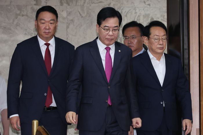 원내대책회의 참석하는 국민의힘 원내지도부     (서울=연합뉴스) 김주성 기자 = 국민의힘 송언석 원내대표와 김도읍 정책위의장, 정희용 사무총장, 유상범 원내수석부대표가 2일 서울 여의도 국회에서 열린 원내대책회의에 참석하고 있다. 2025.9.2     utzza@yna.co.kr (끝)