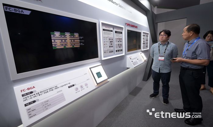 한국PCB&반도체패키징산업협회와 인천광역시가 주최한 '제22회 국제 첨단 반도체 기판 및 패키징 산업전'이 3일 인천광역시 연수구 송도컨벤시아에서 열렸다. LG이노텍 부스에서 관람객이 고부가 반도체용 기판인 '플립칩 볼그리드 어레이'에 대한 설명을 듣고 있다. 김민수기자 mskim@etnews.com