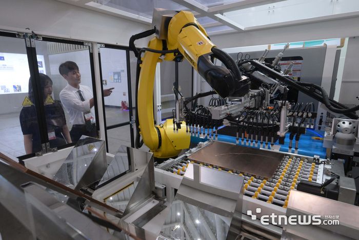 한국PCB&반도체패키징산업협회와 인천광역시가 주최한 '제22회 국제 첨단 반도체 기판 및 패키징 산업전'이 3일 인천광역시 연수구 송도컨벤시아에서 열렸다. 이글아이텍 부스에서 관람객이 협동로봇을 활용한 반도체 기판 공정 과정을 살펴보고 있다. 김민수기자 mskim@etnews.com