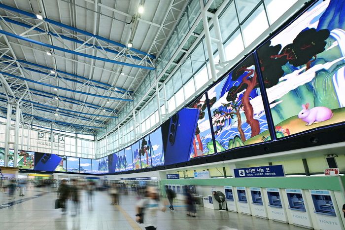 삼성전자가 서울역에서 진행하는 '갤럭시 Z 폴드7·Z 플립7' 초대형 미디어아트 디지털 옥외광고 모습