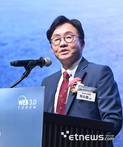 The COIN 2025 행사가 웹3.0포럼 주최, 전자신문 주관으로 3일 서울 서초구 엘타워에서 '스테이블코인이 만드는 글로벌 디지털 경제'를 주제로 열렸다. 박수용 웹3.0포럼 의장이 환영사를 하고 있다. 박지호기자 jihopress@etnews.com