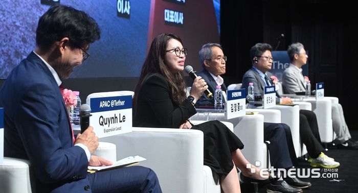 The COIN 2025 행사가 웹3.0포럼 주최, 전자신문 주관으로 3일 서울 서초구 엘타워에서 '스테이블코인이 만드는 글로벌 디지털 경제'를 주제로 열렸다. '스테이블코인, 기회와 도전'을 주제로 패널토론이 진행되고 있다. 왼쪽부터 박수용 웹3.0 포럼 의장, 콴 리 테더 아태지역 확장 총괄, 김형중 한국핀테크학회장, 윤민섭 디지털소비자연구원 이사, 정구태 인피닛블록 대표.