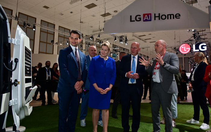 카이 베그너 베를린 시장(사진 왼쪽 첫 번째)과 프란치스카 기파이 베를린 부시장 겸 경제에너지당국 의원 (왼쪽 두 번째) 등이 5일(현지시간) LG전자 AI 모빌리티 공간 솔루션 슈필라움을 체험해보고 있다.