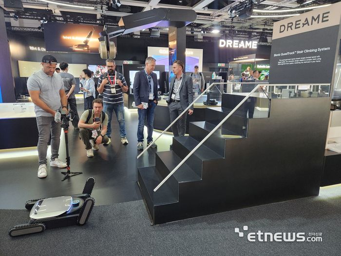 드리미의 계단 오르는 로봇청소기 '사이버 X' (사진=김신영 기자)