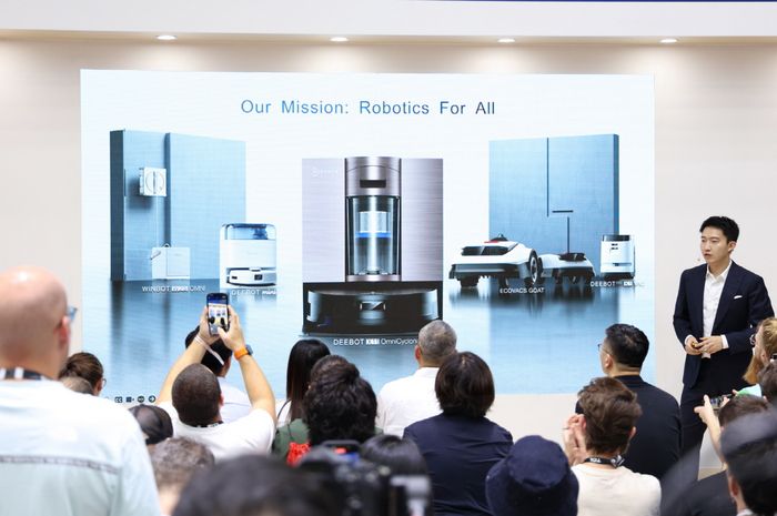 IFA 2025에서 에코백스 데이비드 첸 CEO가 세계 최초로 파워부스트 기술을 탑재한 로봇청소기를 소개하고 있다.