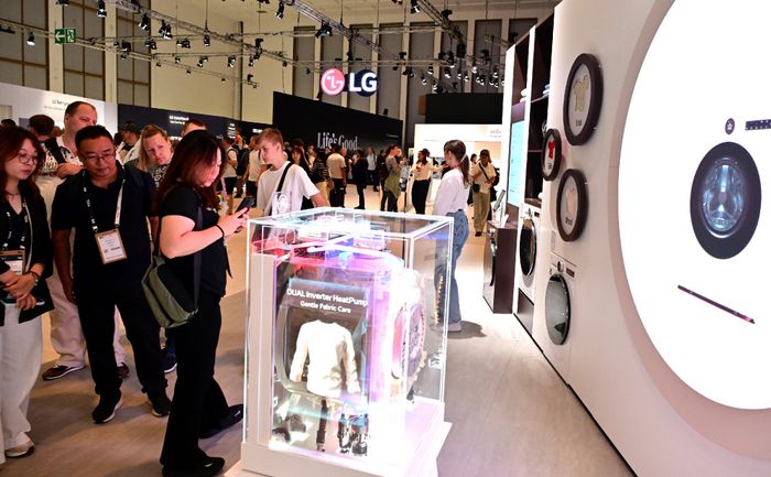 IFA 2025에서 LG전자의 AI 기능을 구현하는 핵심 부품 작동 방식을 소개하는 'AI 코어테크 존'을 관람객들이 살펴보고 있다.
