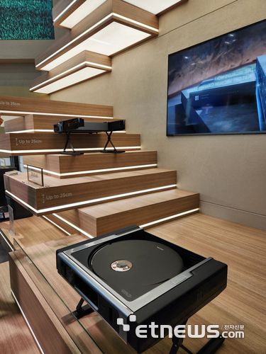 계단을 오르는 모바 로봇청소기 '제우스 60' (사진=김신영 기자)