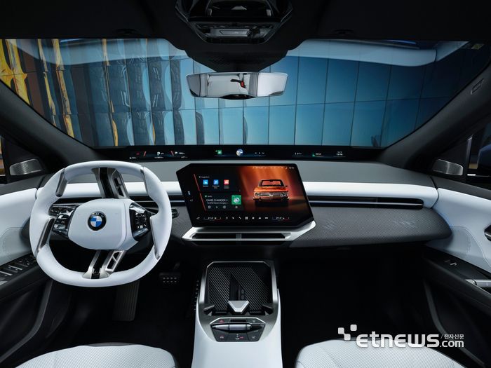 파노라믹 아이드라이브를 적용한 BMW 뉴 iX 실내. BMW 제공