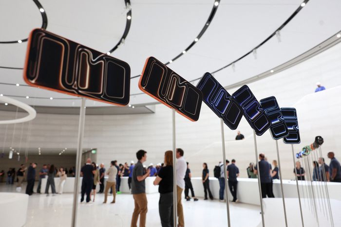 9일(현지시간) 미국 캘리포니아주 쿠퍼티노 애플파크에서 열린 신제품 발표회에서 아이폰17 등이 전시돼 있다. 〈로이터 연합뉴스〉