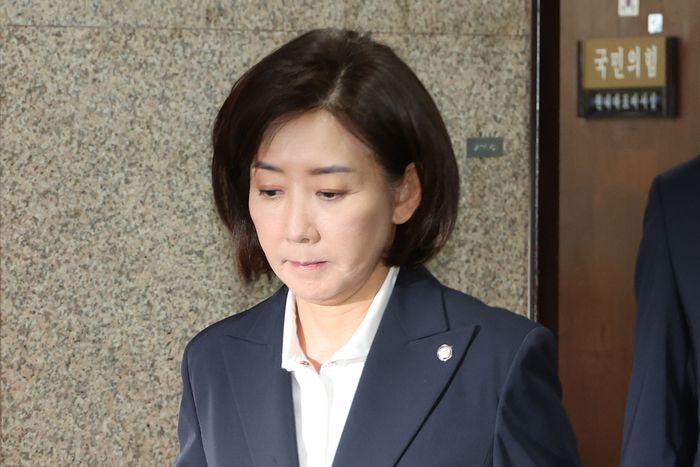 기자회견 나서는 나경원 의원     (서울=연합뉴스) 김주성 기자 = 국회 법제사법위원회 소속 국민의힘 나경원 의원이 15일 서울 여의도 국회에서 조희대 대법원장에 대한 여당의 사퇴 요구 등 현안에 대한 입장을 밝히기 위해 발언대로 향하고 있다. 2025.9.15     utzza@yna.co.kr (끝)