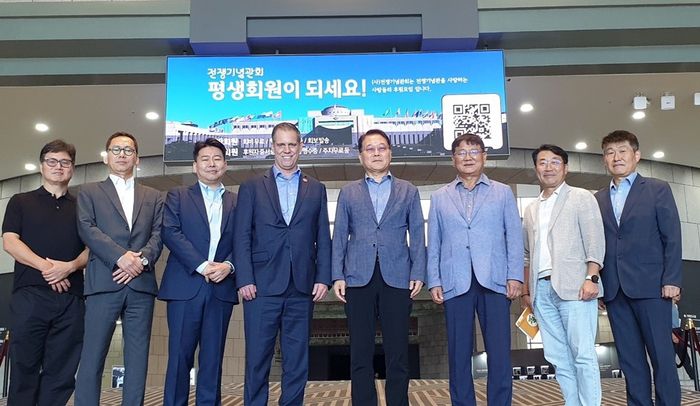 짐 리(Jim lee) 체이널리시스 부사장(왼쪽 네 번째) 일행이 박상순 국방정보통신협회장(〃 다섯 번째) 일행과 함께 호국의 전당 홀에서 사진 촬영했다.