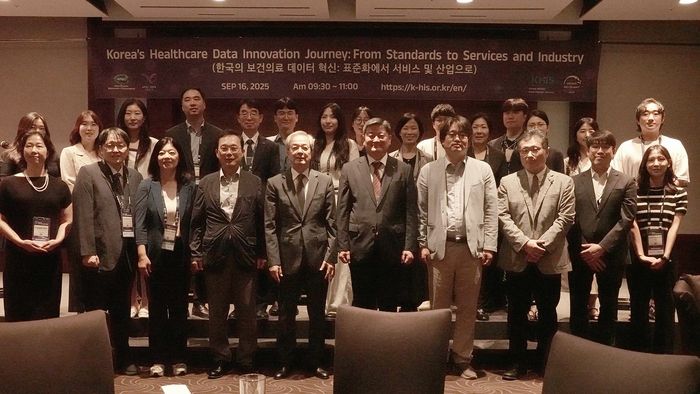 한국보건의료정보원이 16일 서울 중구 서울신라호텔에서 열린 아시아태평양경제협력체(APEC) 보건과경제 고위급회의에서 '한국의 보건의료데이터 혁신: 표준화에서 서비스 및 산업으로'를 주제로 공식 부대행사를 개최했다. 염민섭 보건의료원장(첫 줄 왼쪽 여섯 번째)이 참석자들과 기념촬영했다.(사진=한국보건의료정보원)