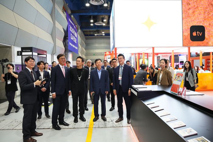 문화체육관광부 최휘영 장관이 9월 17일 코엑스에서 열린 '2025 국제방송영상마켓(BCWW)' 개막 행사에 참석해 기업 부스를 돌아보고 관계자들과 인사를 나누고 있다.(사진=문화체육관광부)