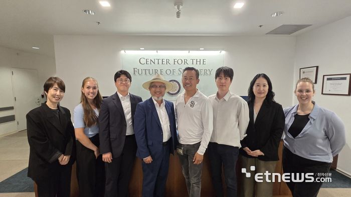 로엔서지컬의 임직원들이 UC 샌디에이고 의과대학 연구시설에서 수술로봇 공동 R&D 계약체결 후 기념사진을 촬영했다.