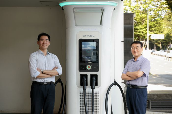 김영수 채비 CTO(오른쪽), 이근욱 연구개발본부장(왼쪽)이 채비 충전기 앞에서 기념촬영했다. 사진출처 : 채비
