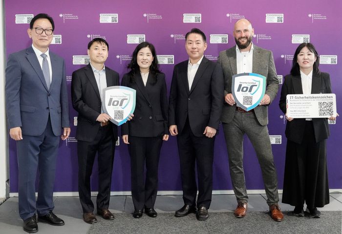 왼쪽부터 한국인터넷진흥원(KISA) 이상중 원장, 엑시스코리아 정필천 부장, 과학기술정보통신부 최영선 과장, 엑시스코리아 문수현 지사장, 엑시스 A&E 부문 매니저 Benjamin Korner, 한국인터넷진흥원(KISA) 김선미 단장 (사진 제공: 엑시스)