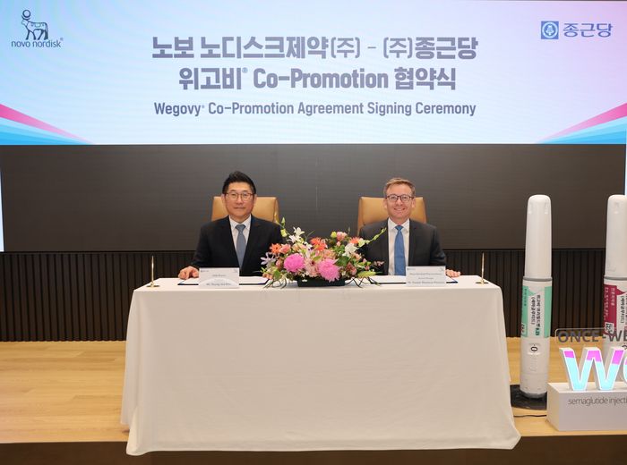 김영주 종근당 대표와 캐스퍼 로세유 포울센 한국노보노디스크제약 대표가 18일 서울 서대문구 종근당 본사에서 열린 위고비 공동 판매 협약식에서 기념촬영했다.(사진=종근당)