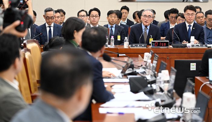 대규모 해킹사고(통신o금융) 관련 청문회가 24일 서울 여의도 국회 과학기술정보방송통신위원회에서 열렸다. 김영섭 KT 대표가 답변하고 있다.  이동근기자 foto@etnews.com