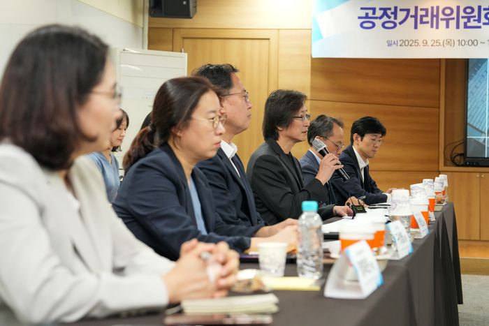 주병기 공정거래위원장이 25일 벤처기업협회에서 열린 중소벤처업계 현장 소통 간담회에서 기술탈취 관련 업계의 현장 의견을 청취하고 관련 정책을 논의했다. 사진 출처 : 공정위