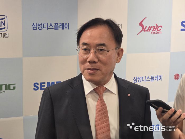 정철동 LG디스플레이 사장이 26일 서울 송파구 롯데호텔월드에서 열린 '제16회 디스플레이의 날' 기념식에서 기자들의 질문에 답하고 있다. (사진= 김영호 기자)