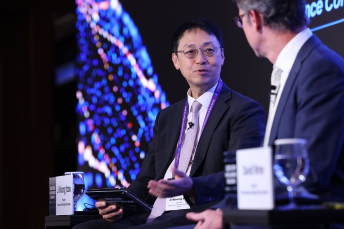 특별 대담 중인 윤지웅 과학기술정책연구원장