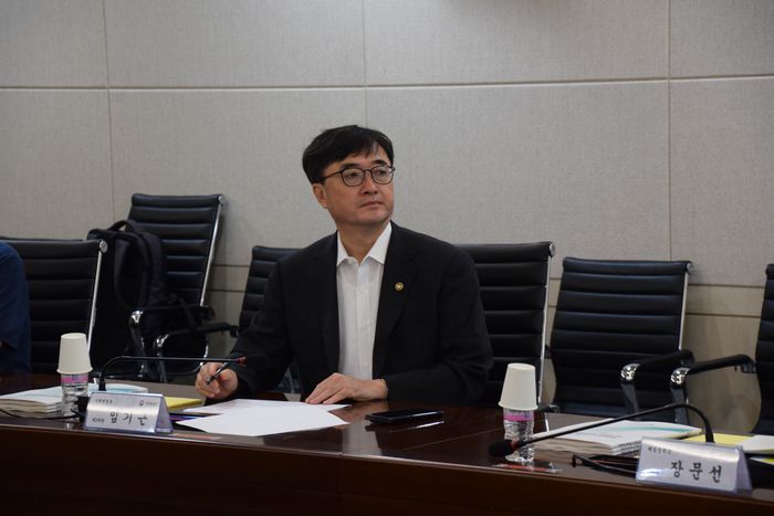 임기근 기재부 2차관이 27일 재정정보원에서 대전 국가정보자원관리원 화재와 관련해 긴급 대응회의를 주재하고 신속한 복구를 위한 대책을 지시했다. [기재부 제공]