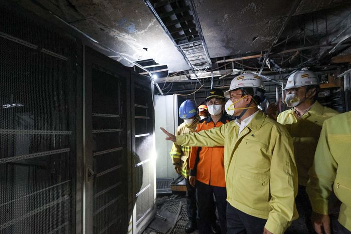 김민석 국무총리와 윤호중 행정안전부 장관이 27일 밤 대전 유성구 국가정보자원관리원 화재 현장을 방문해 피해 상황 등을 살피고 있다. 사진 출처 : 국무총리실