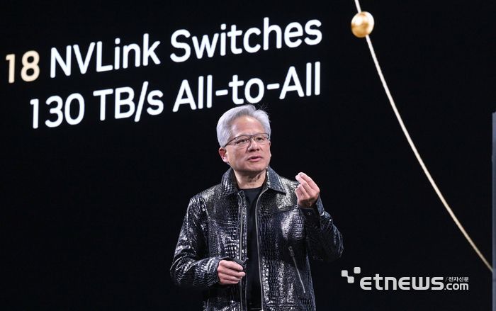 젠슨 황 엔비디아 최고경영자(CEO)가 미국 라스베이거스 만달레이베이 컨벤션센터 미켈로브 울트라 아레나에서 CES 2025 기조연설을 하고 있다.  라스베이거스=박지호기자 jihopress@etnews.com