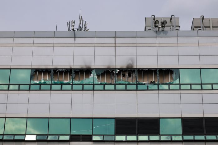 (대전=연합뉴스) 신현우 기자 = 27일 대전 유성구 국가정보자원관리원(국정자원) 전산실 창문이 화재로 깨져 있다. 전날 정부 전산시스템이 있는 국정자원에서 무정전·전원 장치(UPS)용 리튬이온 배터리 화재가 발생해 정부 전산 서비스가 대규모로 마비됐다. 2025.9.27 nowwego@yna.co.kr