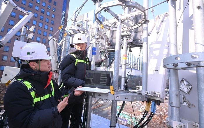 통신사 관계자들이 5G 기지국을 점검 하고 있다.