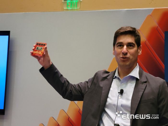 마이크 마시 인텔 엣지 컴퓨팅 그룹 부사장이 팬서 레이크를 탑재한 피지컬 AI를 위한 초소형 컴퓨터 플랫폼 시제품을 공개했다.