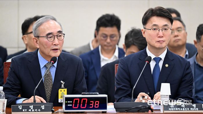 지난달 열린 국회 청문회에 출석한 김영섭 KT 대표(왼쪽)와 류제명 과학기술정보통신부 제2차관.