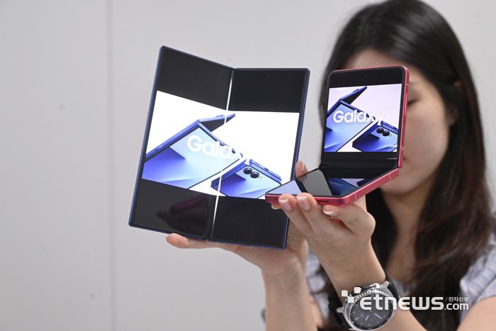 삼성전자 관계자가 지난 7월 10일 서울 중구 본사에서 신제품 갤럭시Z 폴드7과 갤럭시Z 플립7, 갤럭시 워치8을 소개하고 있다. 박지호기자 jihopress@etnews.com