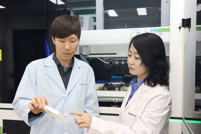 공동교신저자 이혜원 박사(오른쪽)와 게오르기 에멜리아노프