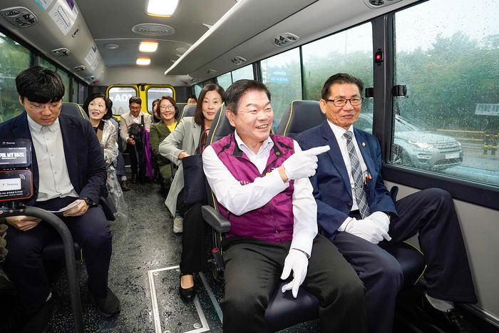 자율주행버스 시승행사에 참석한 이필형 동대문구청장(사진 가운데). 사진=동대문구청