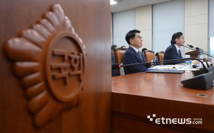 정무위원회 국정감사가 13일 서울 여의도 국회에서 열렸다. 윤창렬 국무조정실장이 질의에 답변하고 있다. 김민수기자 mskim@etnews.com