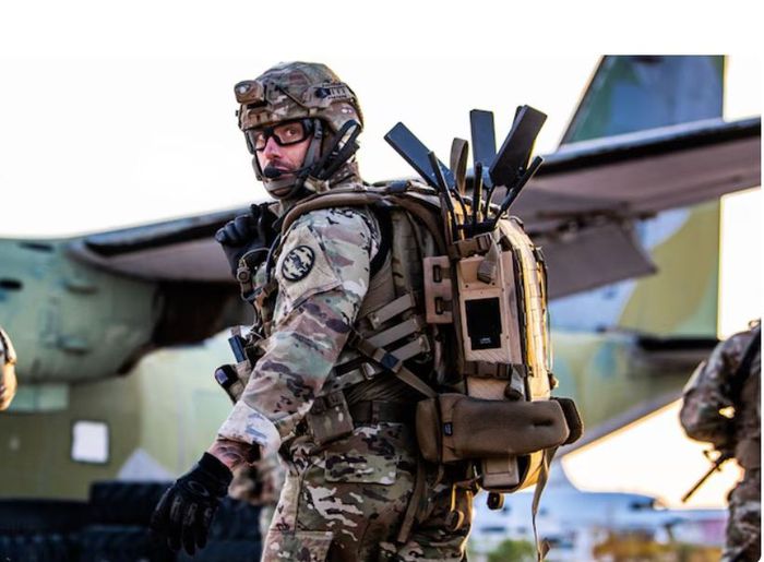 노키아가 출시한 휴대용 전술 기지국인 '밴시 5G 전술 라디오'