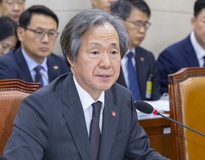 정기석 국민건강보험공단 이사장이 17일 국회 보건복지위에서 열린 2025년도 건강보험공단과 건강보험 심평원에 대한 국정감사에 출석해 의원 질의에 답하고 있다. 연합뉴스.