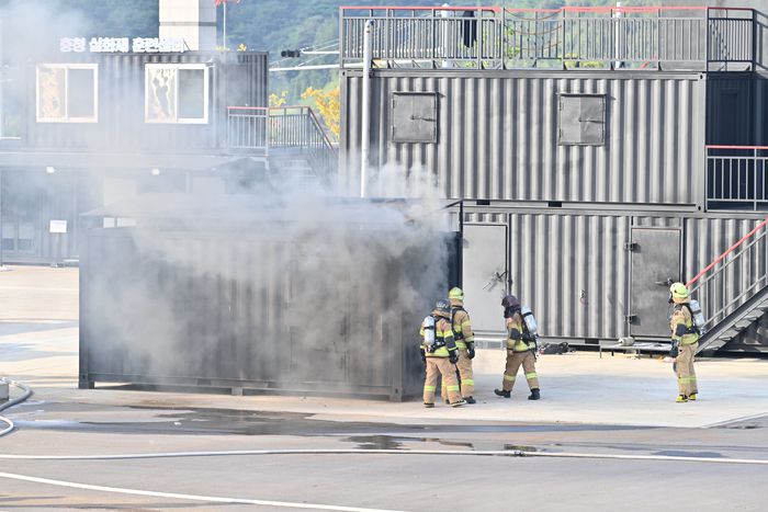 충청소방학교는 친환경 연료 화재 대응훈련센터에서 전기 완성차 화재 관련 진압 실험을 진행했다.