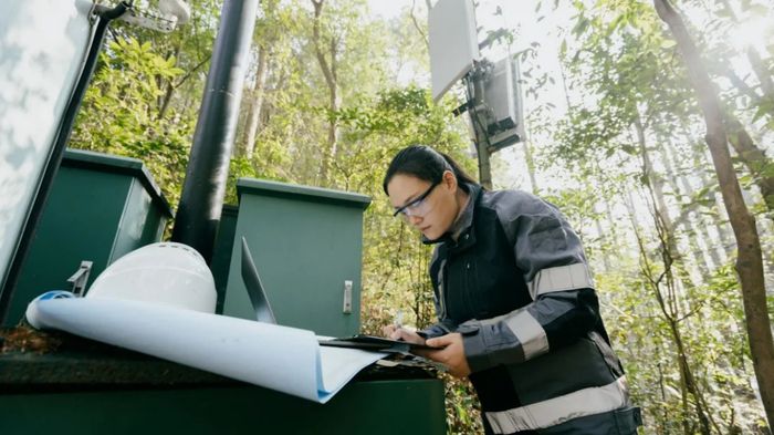 휴렛팩커드 엔터프라이즈(HPE) 관계자가 솔루션을 살펴보고 있다.