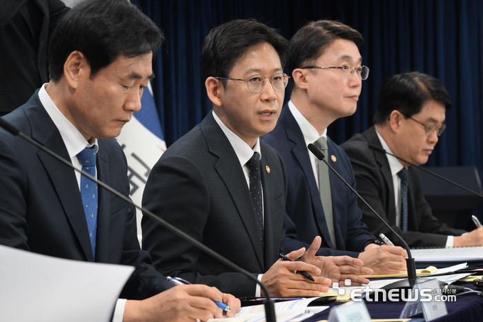 배경훈 부총리 겸 과학기술정보통신부 장관이 22일 서울 종로구 정부서울청사에서 범부처 정보보호 종합대책 발표 후 취재진의 질문에 답변하고 있다. 정부는 최근 일련의 해킹사고를 심각한 위기 상황으로 인식하고 범정부 차원의 유기적인 대응체계를 즉시 가동한다. 국가안보실을 중심으로 즉시 실행할 수 있는 단기과제 위주의 범부처 정보보호 종합 대책을 수립하고 이후 중장기 과제를 망라하는 '국가 사이버안보 전략'을 연내 수립할 계획이다. 왼쪽부터 김창섭 국가정보원 제3차장, 배 부총리, 류제명 과기정통부 제2차관, 이정렬 개인정보보호위원회 부위원장 직무대리. 이동근기자 foto@etnews.com