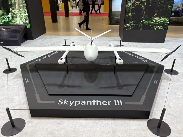 네온네크는 드론전용 소형전술차량에 최적화한 모듈형 수직이착륙기(VTOL)를 새롭게 개발해 '서울 국제 항공우주 및 방위산업 전시회(ADEX 2025)'에서 첫 공개했다. 사진 출처 : 네온테크