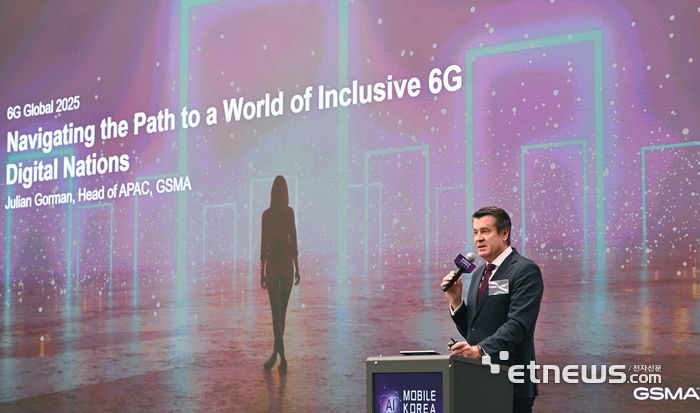 AI 시대의 6G를 이끌 글로벌 협력의 장, '모바일 코리아 2025'가 27일 서울 강서구 LG사이언스파크에서 열렸다. 줄리안 고먼 세계이동통신사업자연합회(GSMA) 아시아태평양 책임자가 기조연설 하고 있다.  박지호기자 jihopress@etnews.com