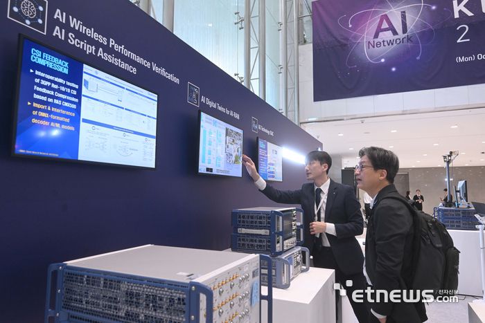 AI 시대의 6G를 이끌 글로벌 협력의 장, '모바일 코리아 2025'가 27일 서울 강서구 LG사이언스파크에서 열렸다. 참관객이 경북대학교의 6G 통신 솔루션에 대한 설명을 듣고 있다. 박지호기자 jihopress@etnews.com