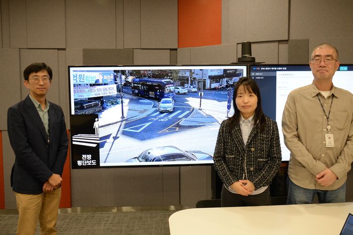 예지형 보행자 안전 AI 서비스를 개발한 ETRI 연구진. 사진 왼쪽부터 시각지능연구실의 김대회 선임연구원, 문진영 책임연구원, 오성찬 선임연구원.