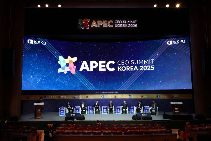 31일 경북 경주 예술의전당에서 열린 APEC 최고경영자 서밋 내 '아시아 퍼시픽 LNG 커넥트' 세션에서 패널 토론을 진행하고 있다. 왼쪽부터 오카모토 스나오 오사카가스 LNG글로벌 총괄, 네이선 윌 프리포트 LNG 최고사업책임자(CCO), 추형욱 SK이노베이션 대표이사, 케이스케 사다모리 국제에너지기구 에너지시장·안보국장, 해롤드 햄 컨티넨탈 리소시스 명예회장, 주영준 한화퓨처프루프 사업담당 사장, 애리얼 핸들러 넥스트데케이드 수석부사장. [자료:SK이노베이션]