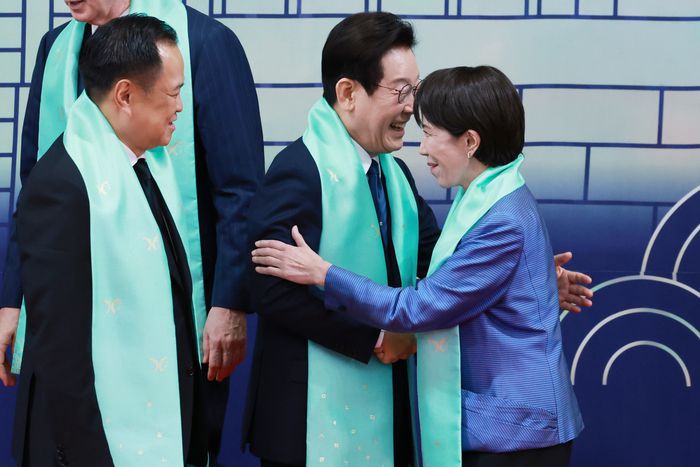 이재명 대통령, 다카이치 일본 총리와 인사     (경주=연합뉴스) 특별취재단 = 이재명 대통령이 1일 경주화백컨벤션센터(HICO)에서 열린 2025 아시아태평양경제협력체(APEC) 정상회의 기념촬영에서 다카이치 사나에 일본 총리와 인사하고 있다.  2025.11.1     photo@yna.co.kr (끝)