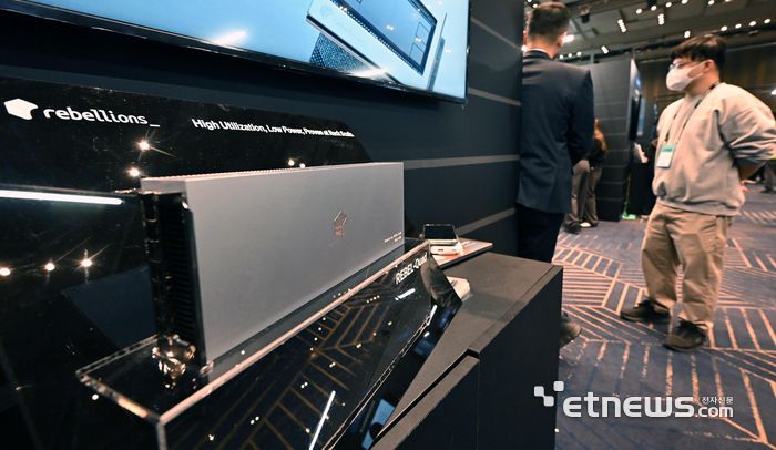 SK AI 서밋이 3일 서울 강남구 코엑스에서 열렸다. 참석자들이 리벨리온의 NPU를 살펴보고 있다.  이동근기자 foto@etnews.com